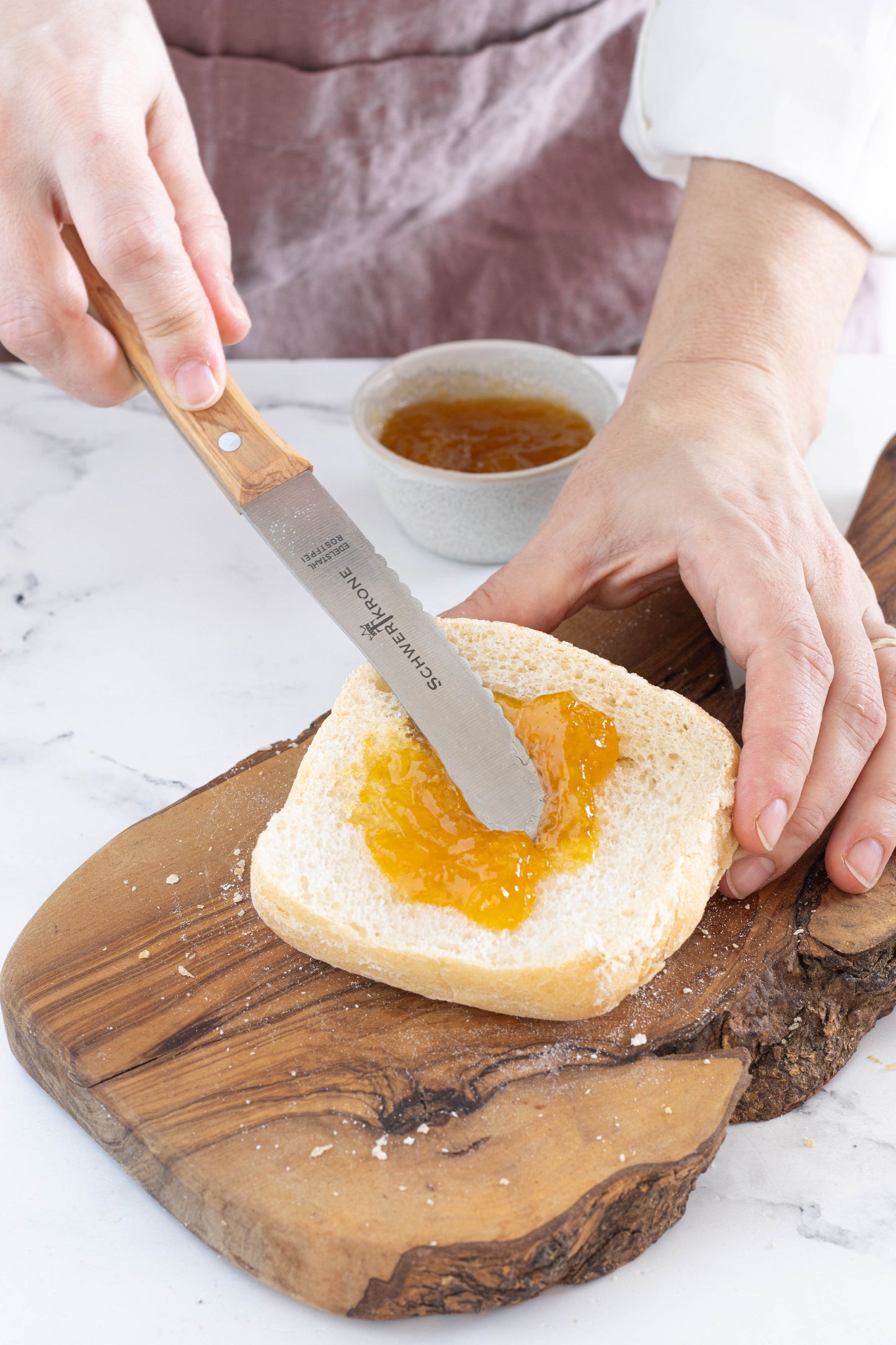 Coltello con manico in legno d'ulivo