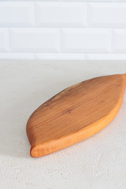 Tagliere a foglia in legno di ciliegio - Svolazzo